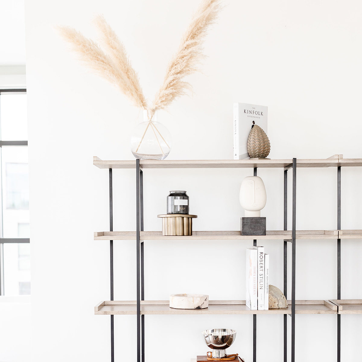 Tips and tricks for decorating shelves